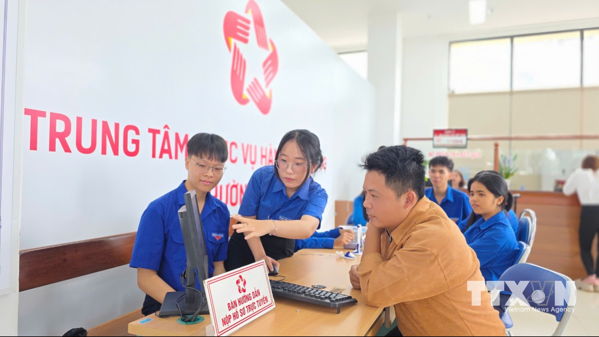 Đoàn viên đã hỗ trợ hơn 110.000 hồ sơ dịch vụ công trực tuyến; hướng dẫn người dân sử dụng VNeID, chữ ký số, thanh toán không tiền mặt và các ứng dụng số, góp phần thu hẹp khoảng cách số trong cộng đồng. (Ảnh: Quang Thái/TTXVN)